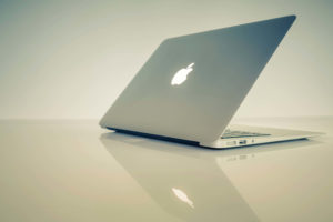 macbook se queda en la manzana